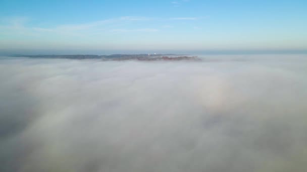 Aerial Drone Voar Sobre Foggy River Valley Hora Manhã Torre — Vídeo de Stock