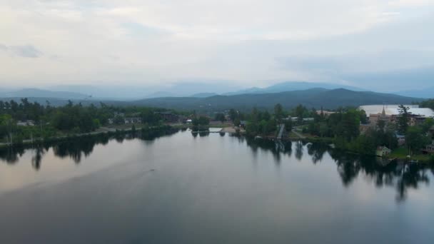 Airial Drone Video Lake Placid Summer Sunrise Swimmer 軌道円弧カメラの動き 雲と山が見える — ストック動画