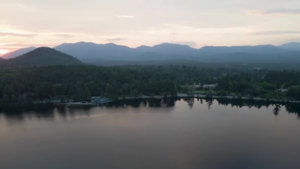 Aerial Drone Arc Orbita Alba Sul Lago Placid Con Montagne — Video Stock