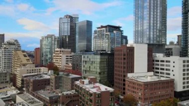 Pike Place, Seattle 'da 4K Hava Aracı şehrin siluetini ortaya çıkardı. Gökdelenler ve uzay iğnesi görünür.