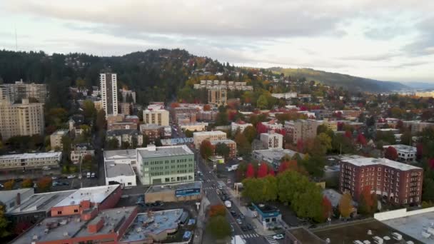 Aerial Drone Sobrevuelo Portland Oregon Skyline Edificios Visibles Colina Nubes — Vídeos de Stock