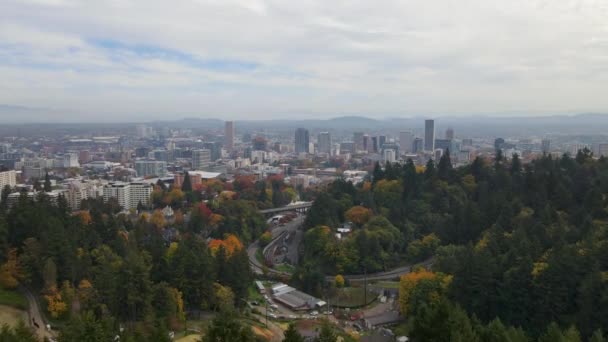 Aerial Drone Rise Pine Trees Untuk Mengungkapkan Downtown Portland Oregon — Stok Video