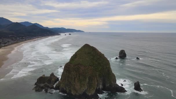 Aerial Drone Πετούν Πάνω Από Haystack Rock Όρεγκον Κύματα Και — Αρχείο Βίντεο