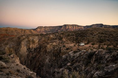 Kanyonun kenarında çölün batışını izliyorum..