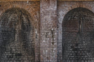 Eski bir tuğla kemer yolu..