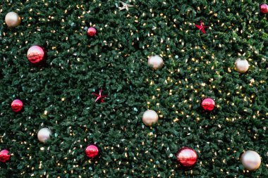 Bir Noel ağacı üzerinde kırmızı ve altın süsler.