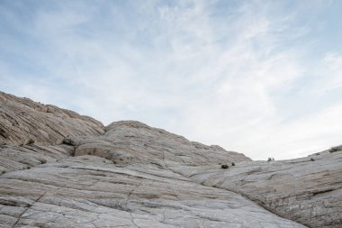 Mavi gökyüzü ve beyaz dağ kayası.