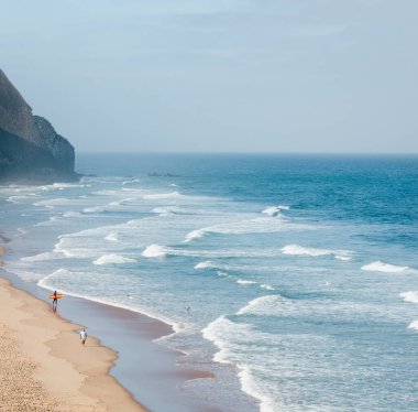 Yalnız sörfçü tüm Atlantik Denizi 'ni tek başına Algarve Portekiz' de yaşıyor.