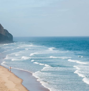 Yalnız sörfçü tüm Atlantik Denizi 'ni tek başına Algarve Portekiz' de yaşıyor.