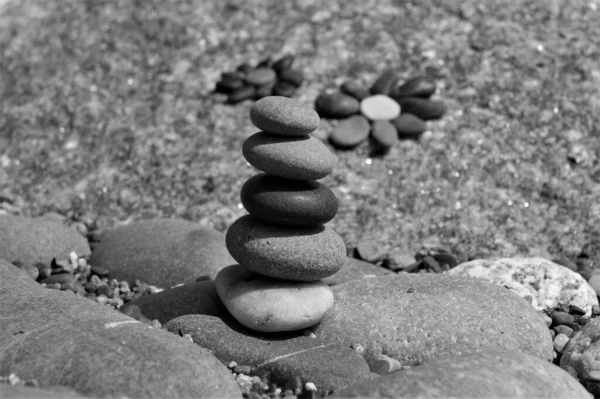Zen Stone Tower Rocky Beach Sunny Day — Stock Photo, Image