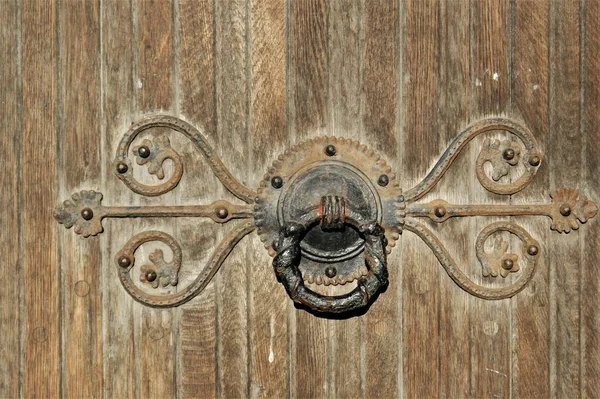 Фрагмент Старой Церковной Двери Металлической Ручкой Античная Декоративная Дверная Ручка — стоковое фото