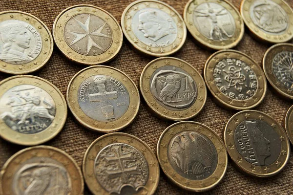 一个欧元硬币在天然亚麻布面料上 各国1枚欧元硬币 — 图库照片