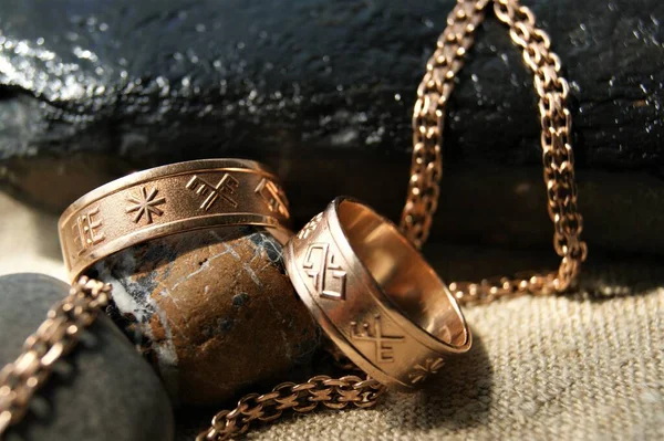 金婚戒指上有古老的符号 拉脱维亚古老的象征黄金珠宝 — 图库照片
