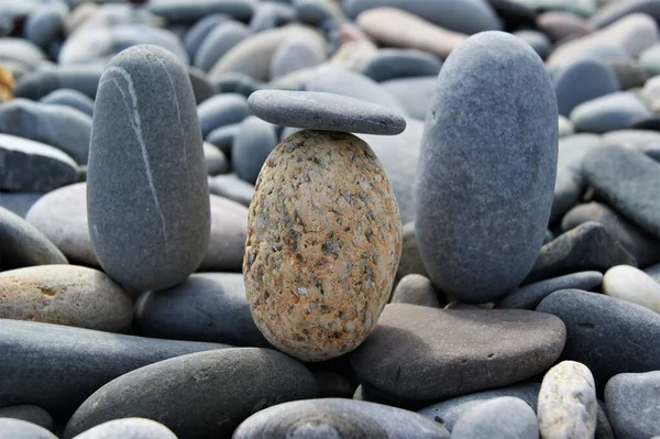 Три Овальных Камешка Скалистом Пляже Крупный План Плоский Камень Балансирует — стоковое фото