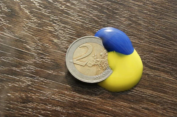 Κέρμα Ευρώ Ξύλινο Τραπέζι Χρώματα Της Ουκρανικής Σημαίας Στο Κέρμα — Φωτογραφία Αρχείου
