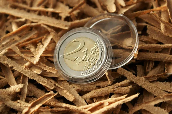 透明なプラスチックカプセルに2ユーロ硬貨 ユーロ圏の硬貨と数字 — ストック写真