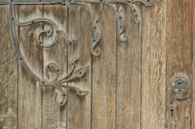 Dekoratif menteşeli eski bir ahşap kapının parçası. Eski kilise kapısı..