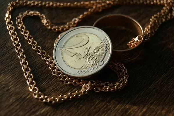2欧元硬币和黄金珠宝 货币和黄金 — 图库照片