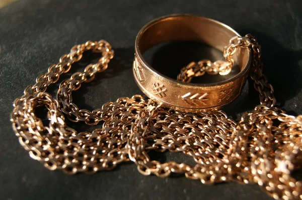 金戒指和金链黄金珠宝 — 图库照片