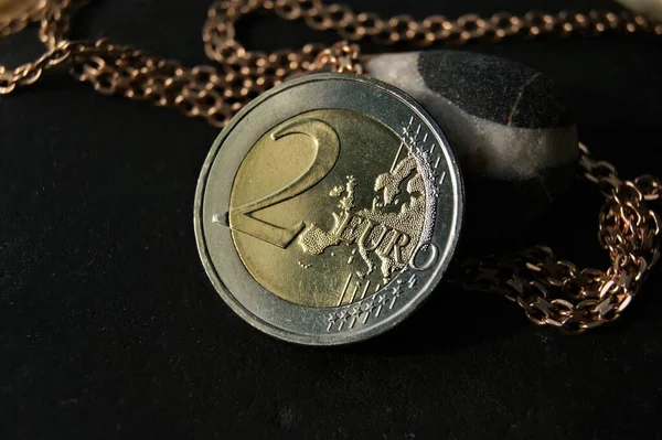 2欧元硬币和黄金链 硬币和珠宝 — 图库照片