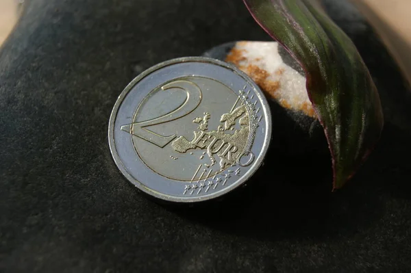 2ユーロ硬貨逆 ヨーロッパの証拠バイメタルコイン — ストック写真
