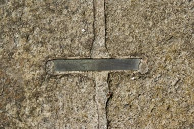 Granit blokların birleşimi. Granit bloklara katılmak için kurşun klemp.