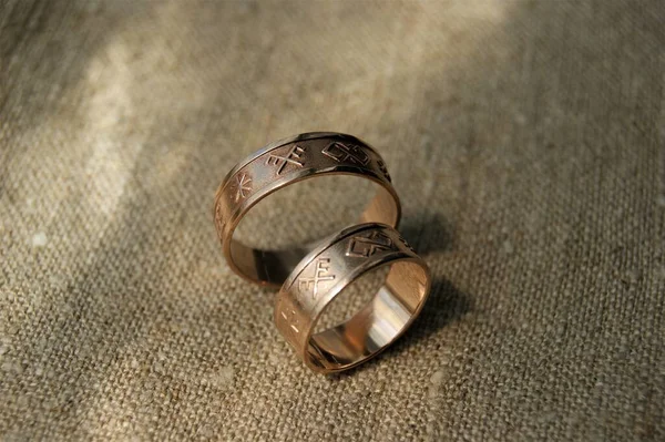 拉脱维亚古老的象征 金婚戒指上有古老的符号 亚麻织物上的戒指 — 图库照片
