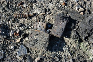 Yangının sonuçları. Kül içinde yanmış metal çakmak. Eski Zipo çakmağını aç.