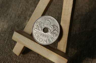 Norveç sikkesi 5 Kroner 1999 ters. İskandinav parası.