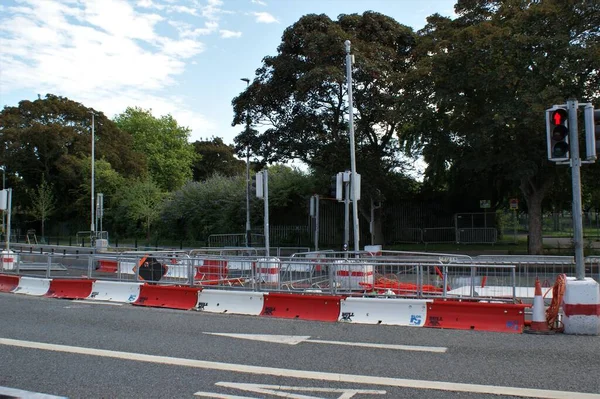 Şehirdeki yol onarım alanı. Bariyerler ve trafik ışıkları. İrlanda, Dublin. 05.05.2023.