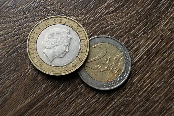 UK and Eurozone coins. 2 Pound coins and 2 Euro coin.