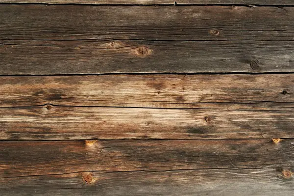 Kahverengi, eski, ahşap bir duvarın parçası. Kahverengi kaba ahşap duvar dokusu.