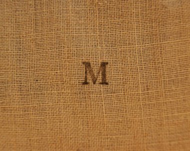 M harfi keten kumaş üzerine damga harfleri.