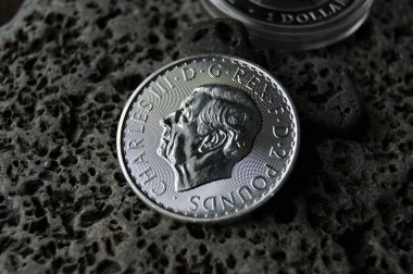 Gümüş para 2 pound Kral III. Charles. İngiliz gümüş yatırım paraları.