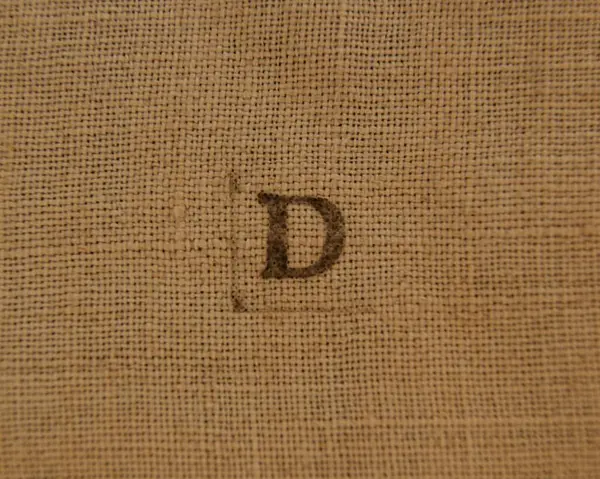 D harfi keten kumaş üzerine damga harfleri..