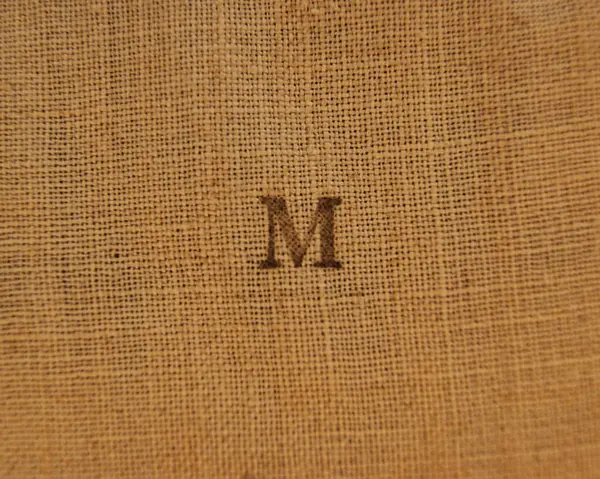 M harfi keten kumaş üzerine damga harfleri.
