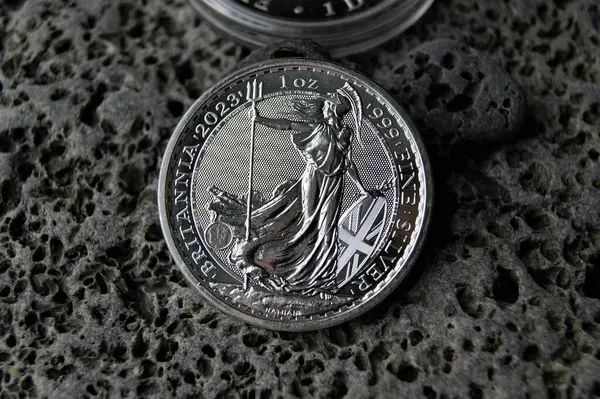 Birleşik Krallık gümüş sikkesi 1 kilo Britanya 2023. Taşların üstüne gümüş para. Saf gümüş yatırım parası.. 