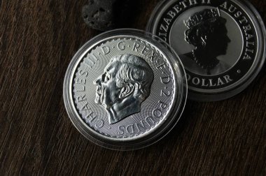 İngiliz ve Avustralya gümüş sikkeleri kapsüllerde. Yatırımlar ve nüanslar.