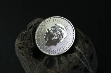 Gümüş para 2 pound Kral III. Charles. Yatırımlar ve nüanslar.