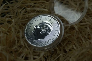 Gümüş para 2 pound Kral III. Charles. İngiliz gümüş yatırım parası kapsülde. Yatırımlar ve nüanslar.