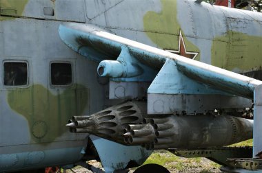 Eski bir helikopter füze fırlatma sistemi. Sovyetler Birliği 'nin askeri havacılığı.