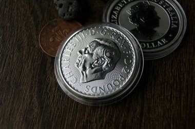 İngiliz ve Avustralya gümüş sikkeleri kapsüllerde. Yatırımlar ve nüanslar.