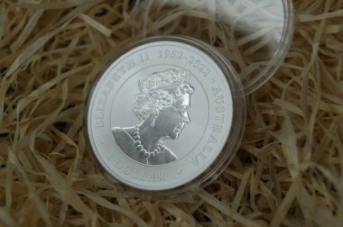 Kraliçe II. Elizabeth 'in hatıra parası. 1952 - 2022. Saf gümüş bir mat yatırım parası.