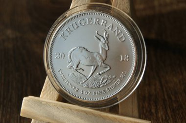 Kapsülde gümüş yatırım parası. Gümüş Krugerrand 1 Rand 2018 Güney Afrika. Kapat..