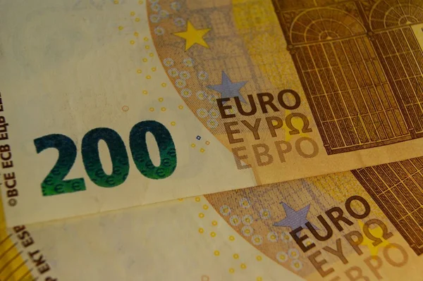 200 Euro yakın çekim. Avro banknotunun büyüklüğü.