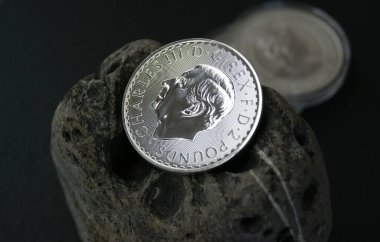 1 Pound Charles III. İngiliz saf gümüş sikkeleri. Yatırımlar ve nüanslar.