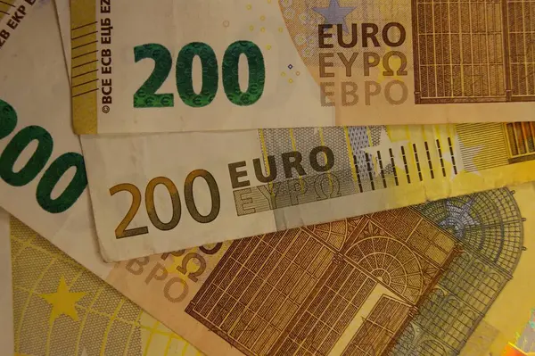 Farklı 200 avroluk banknotlar. Yeni ve eski banknot.