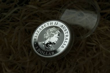 Avustralya gümüş sikkesi kapsülde. Kraliçe II. Elizabeth 'in resmi..
