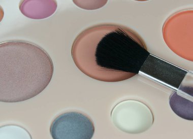 Profesyonel makyaj seti yakın çekim. Kozmetik ve güzellik hizmetleri