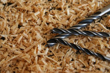 Bir marangozun atölyesinde dört yeni odun kırıntısı.